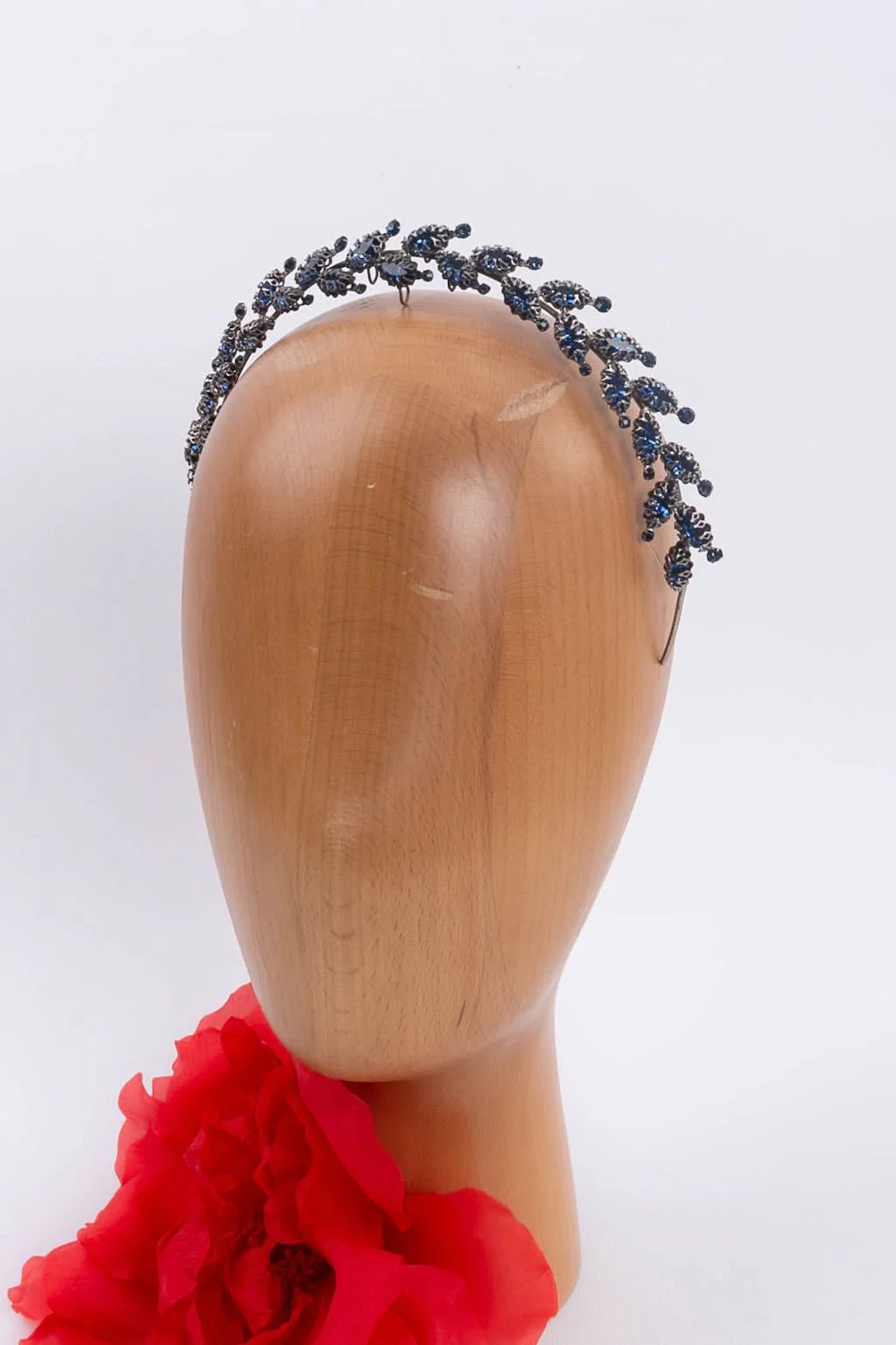 Couronne ancienne en métal argenté et strass bleus – Image 2