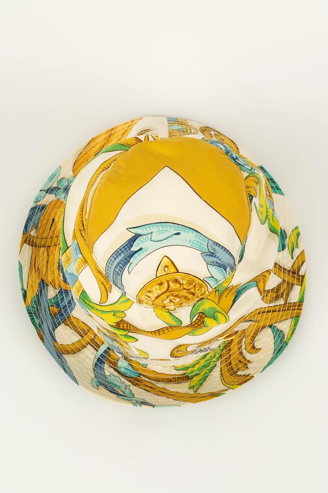 Chapeau en soie Hermès – Image 7