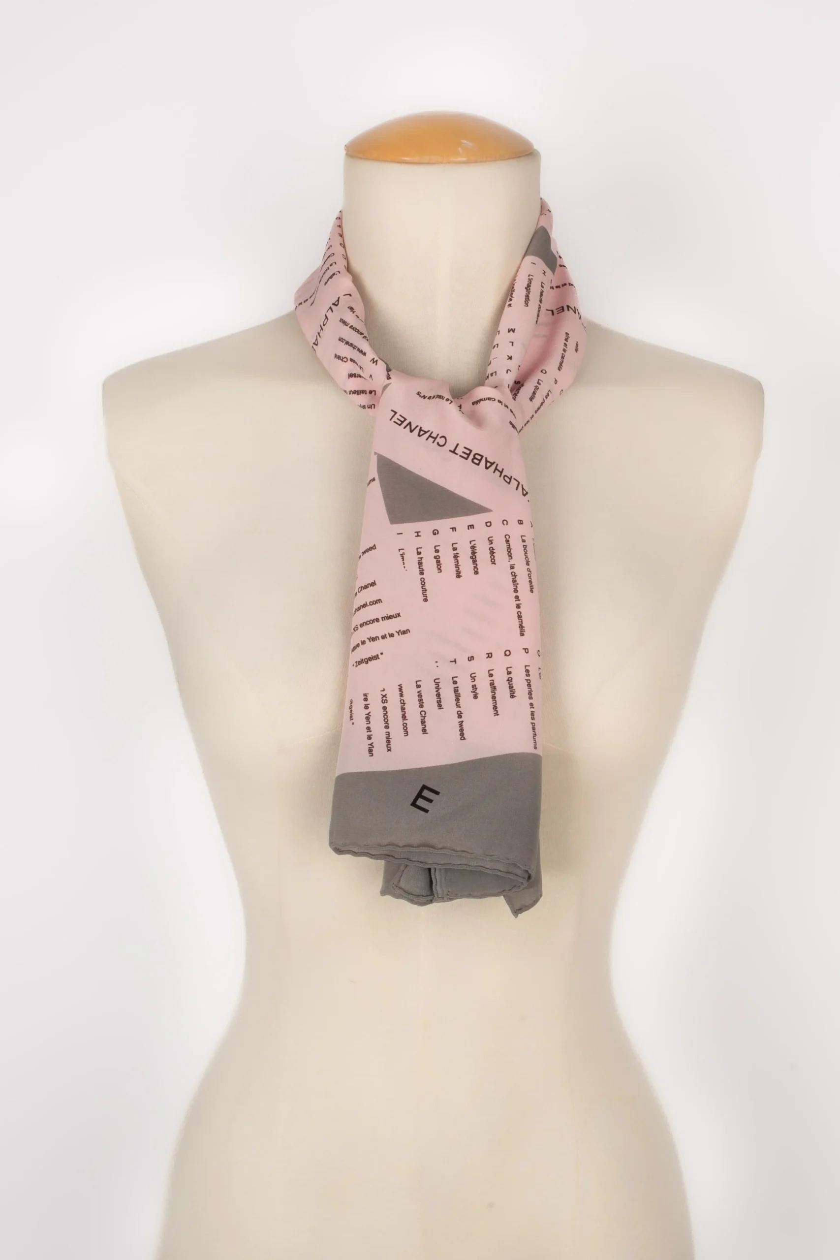 Echarpe / Foulard en soie Chanel – Image 4