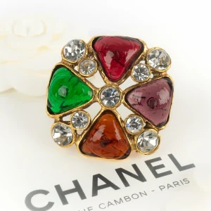 Broche en pâte de verre Chanel