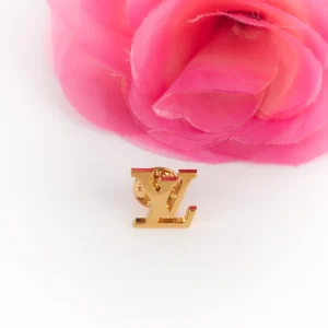 Pins LV en métal doré.