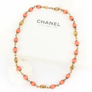 Collier de perles roses Chanel