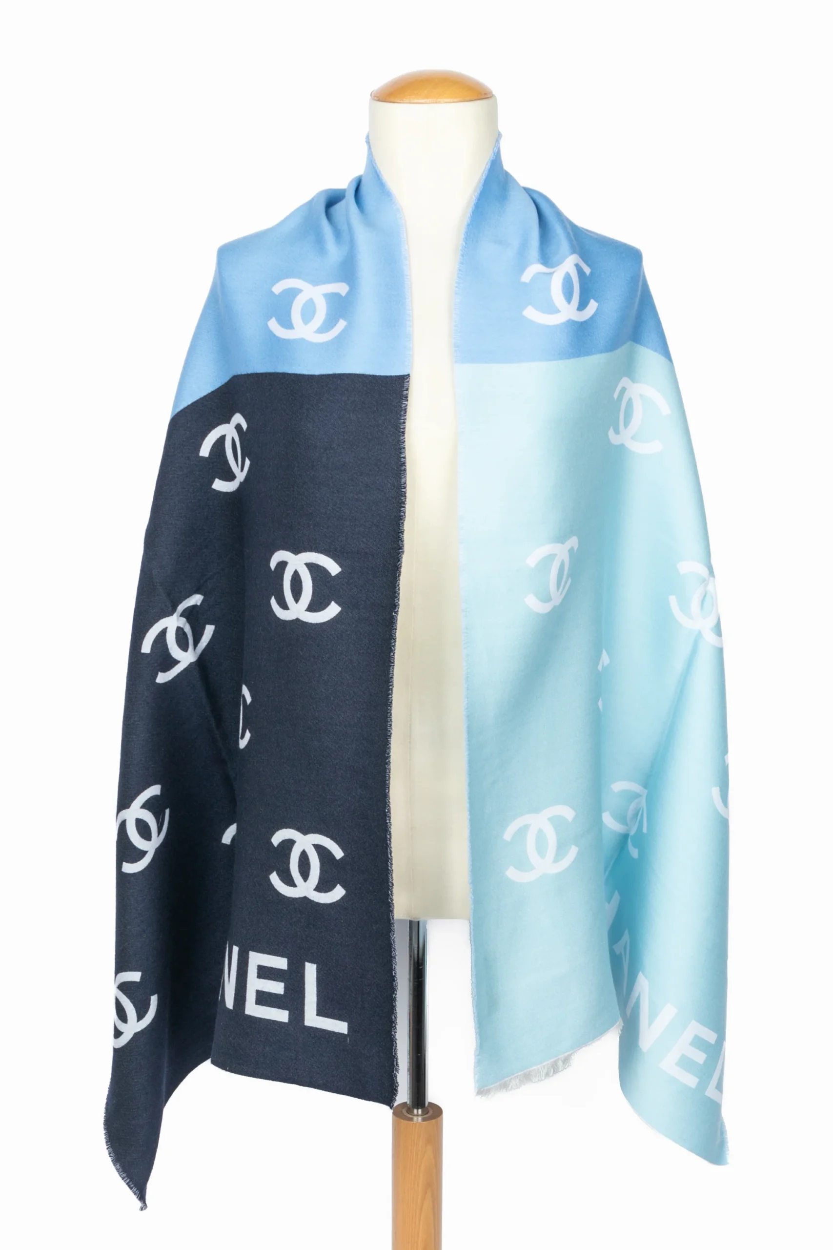 Écharpe tricolore Chanel – Image 2