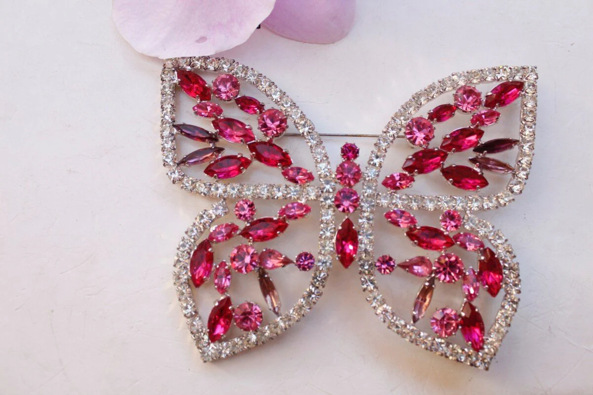 Broche papillon à strass roses et blancs – Image 3