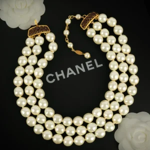 Collier de perles Chanel