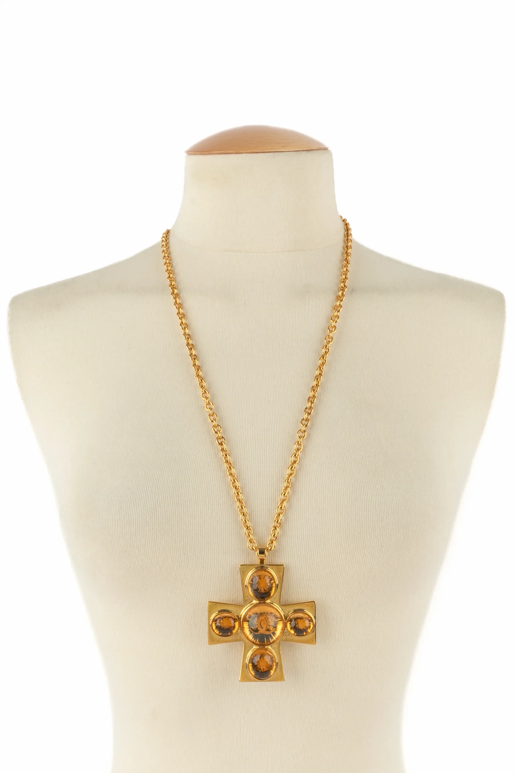 Collier croix Chanel Pre Fall 2022 – Image 8