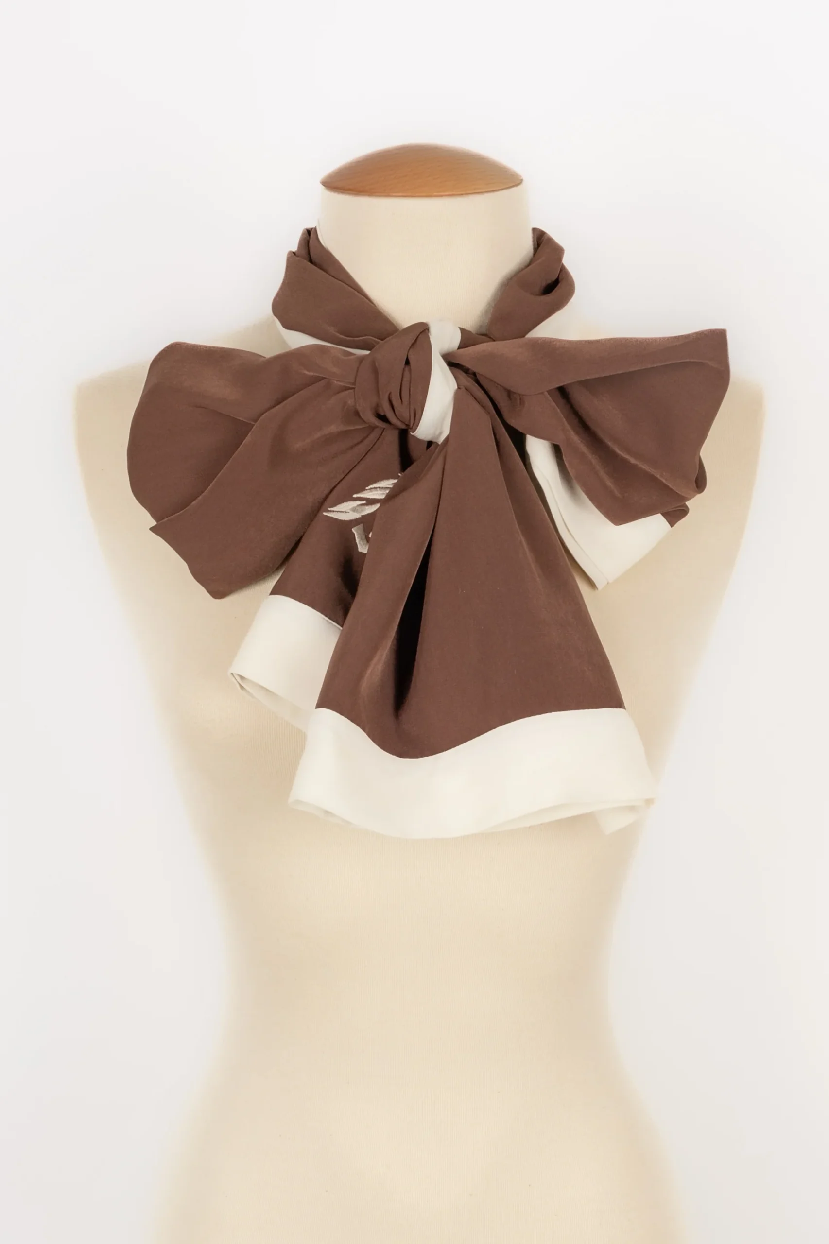 Echarpe en soie Emmanuelle Khanh – Image 4