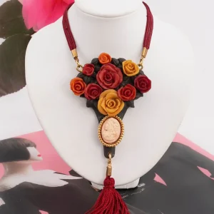 Collier roses Chantal Thomass Défilé