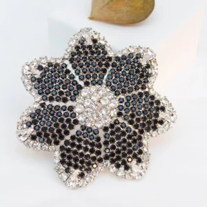 Broche noire et blanche Emanuel Ungaro