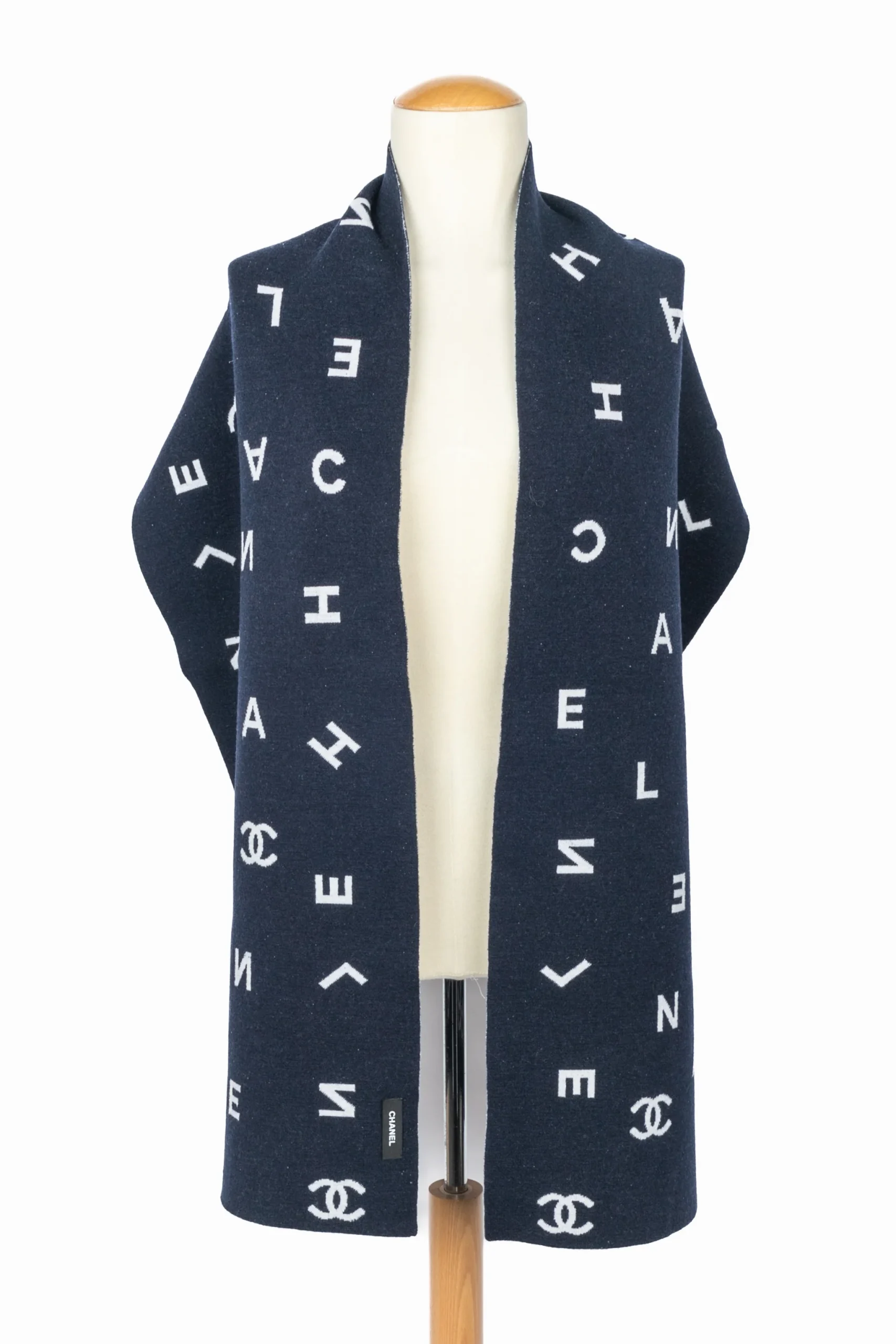 Écharpe bleu marine Chanel – Image 3