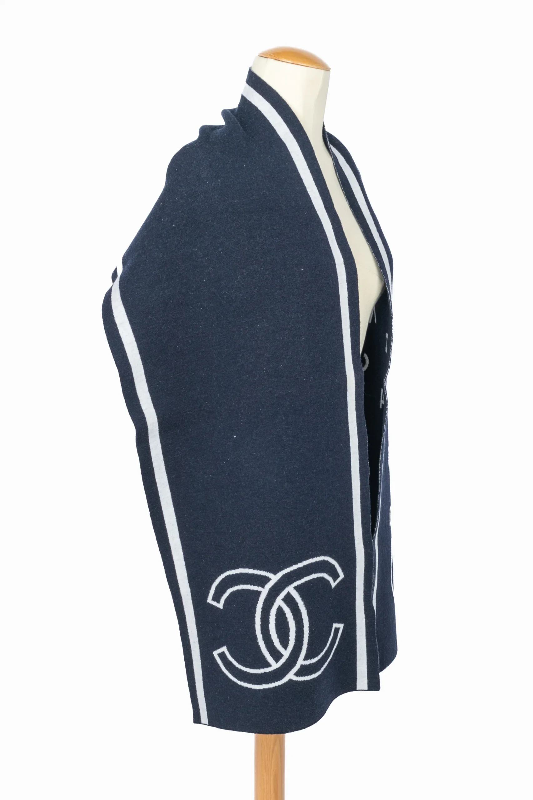 Écharpe bleu marine Chanel – Image 5
