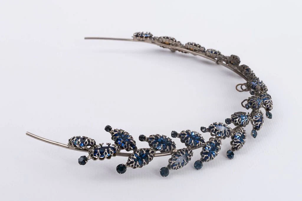 Couronne ancienne en métal argenté et strass bleus – Image 6