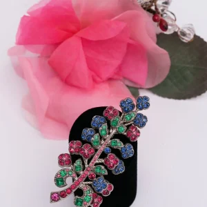 Broche en métal argenté et strass