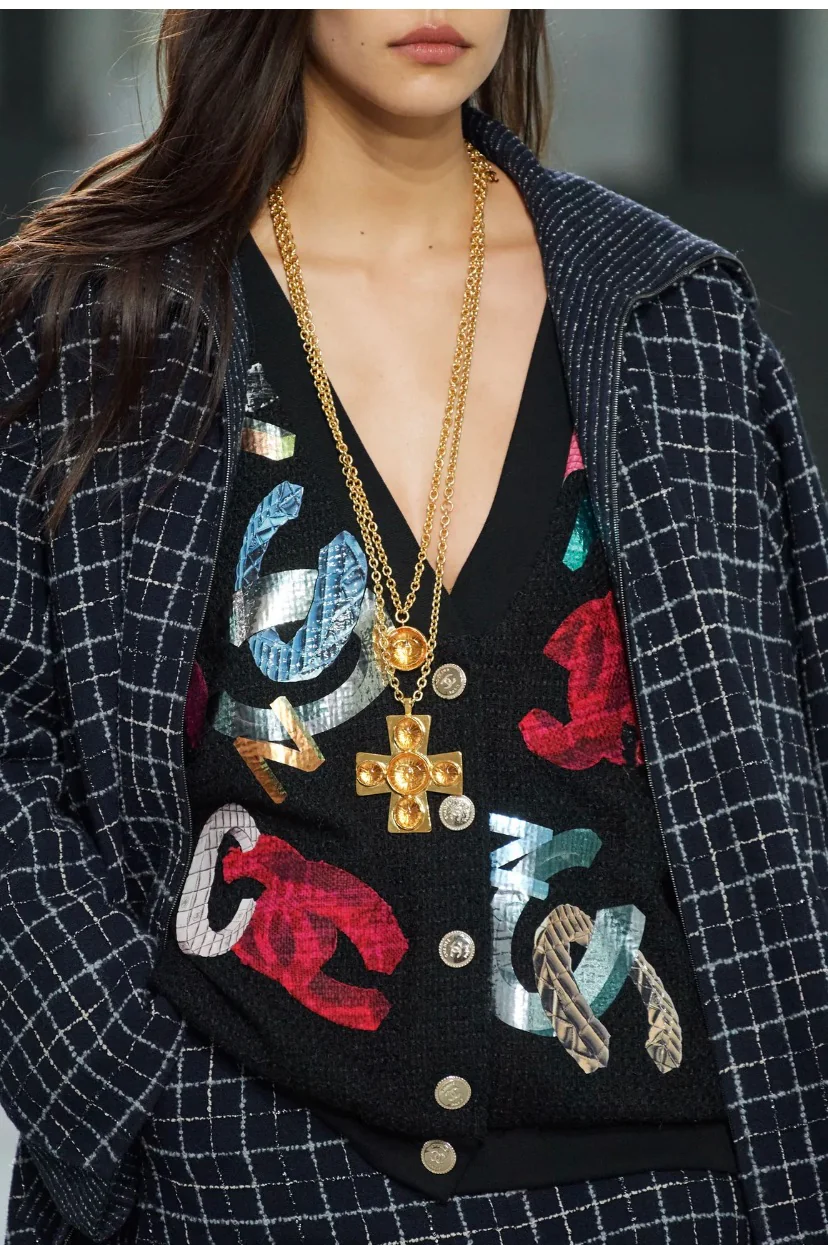 Collier croix Chanel Pre Fall 2022 – Image 5