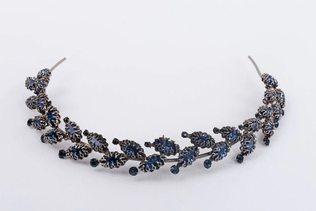 Couronne ancienne en métal argenté et strass bleus – Image 4