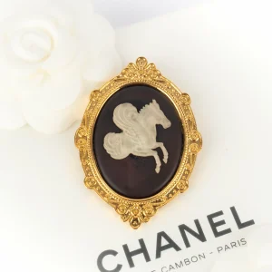 Broche camée Chanel 1988