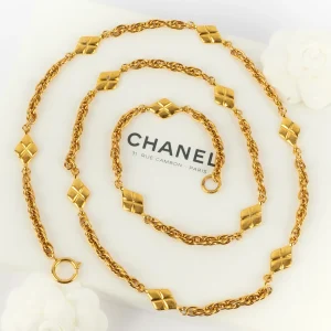 Collier doré Chanel