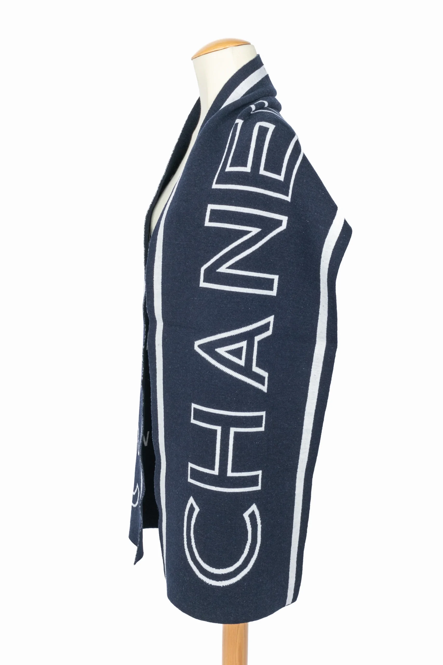 Écharpe bleu marine Chanel – Image 6