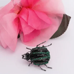 Broche scarabéé en pâte de verre