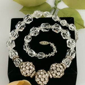 Collier de boules strassées ancien