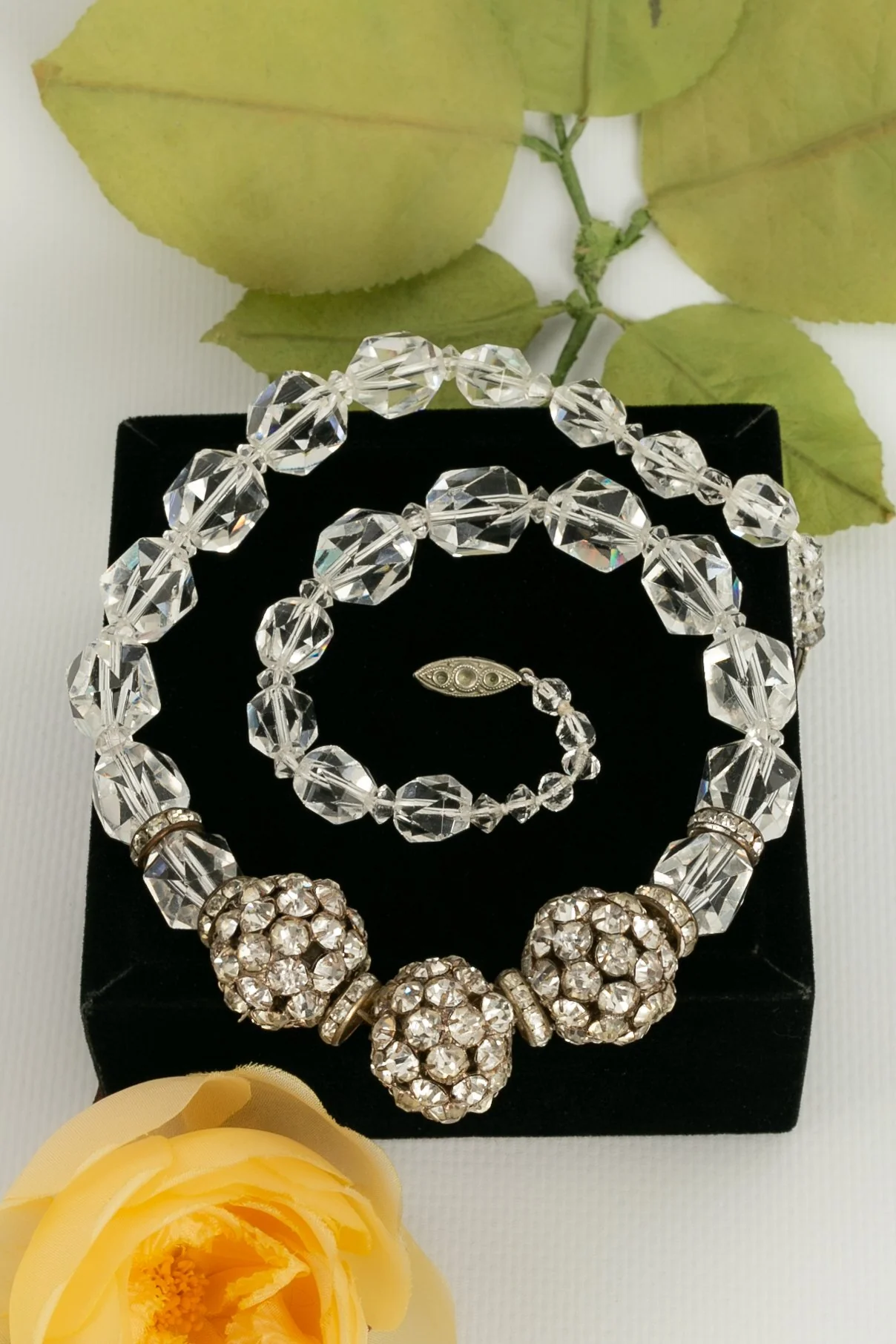 Collier de boules strassées ancien – Image 2