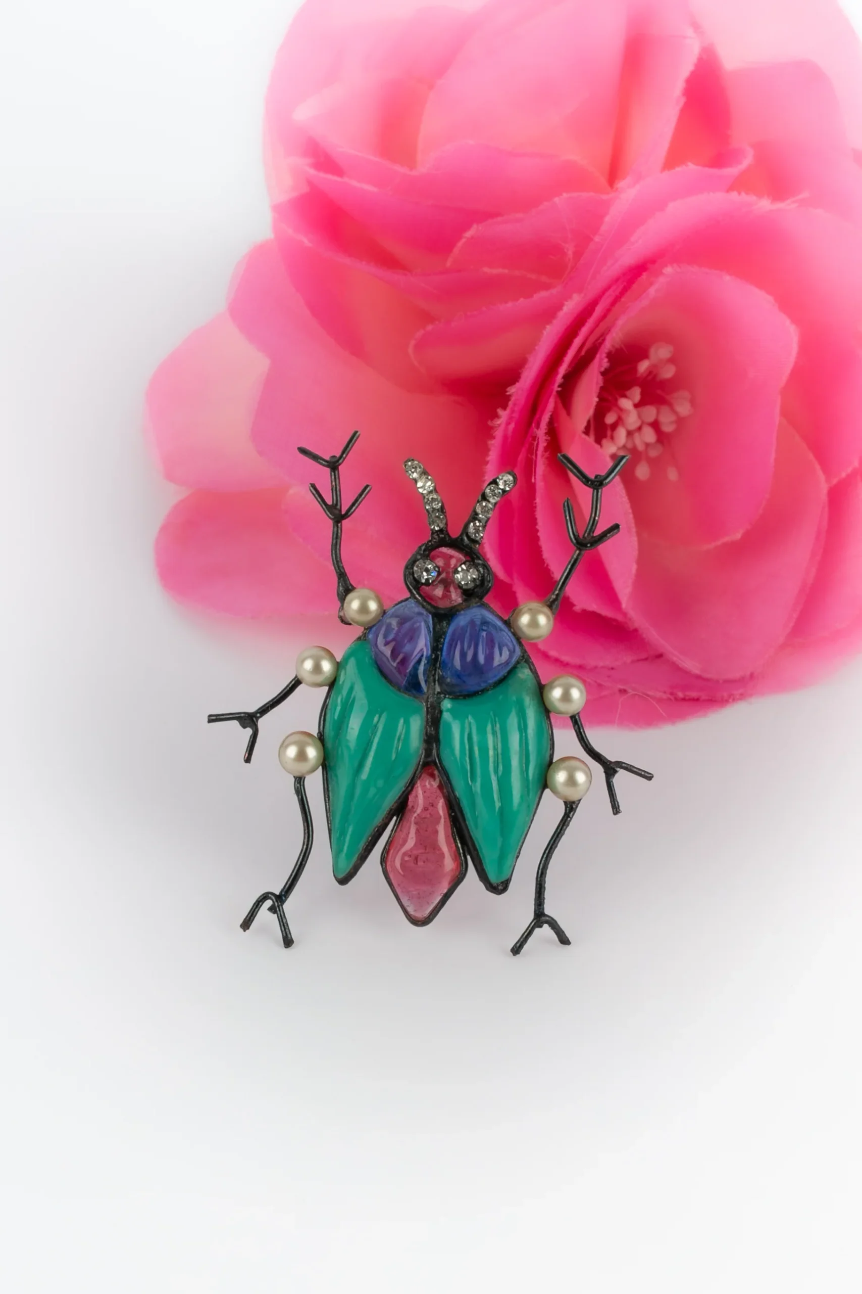 Broche insecte en pâte de verre Loulou de la Falaise – Image 2