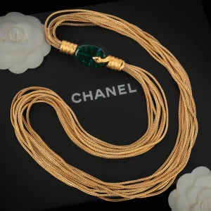 Collier ancien Chanel par Goossens