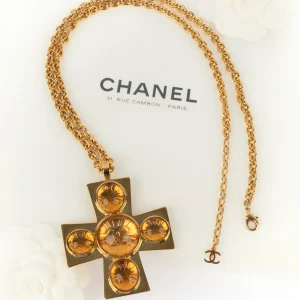 Collier croix Chanel Pre Fall 2022