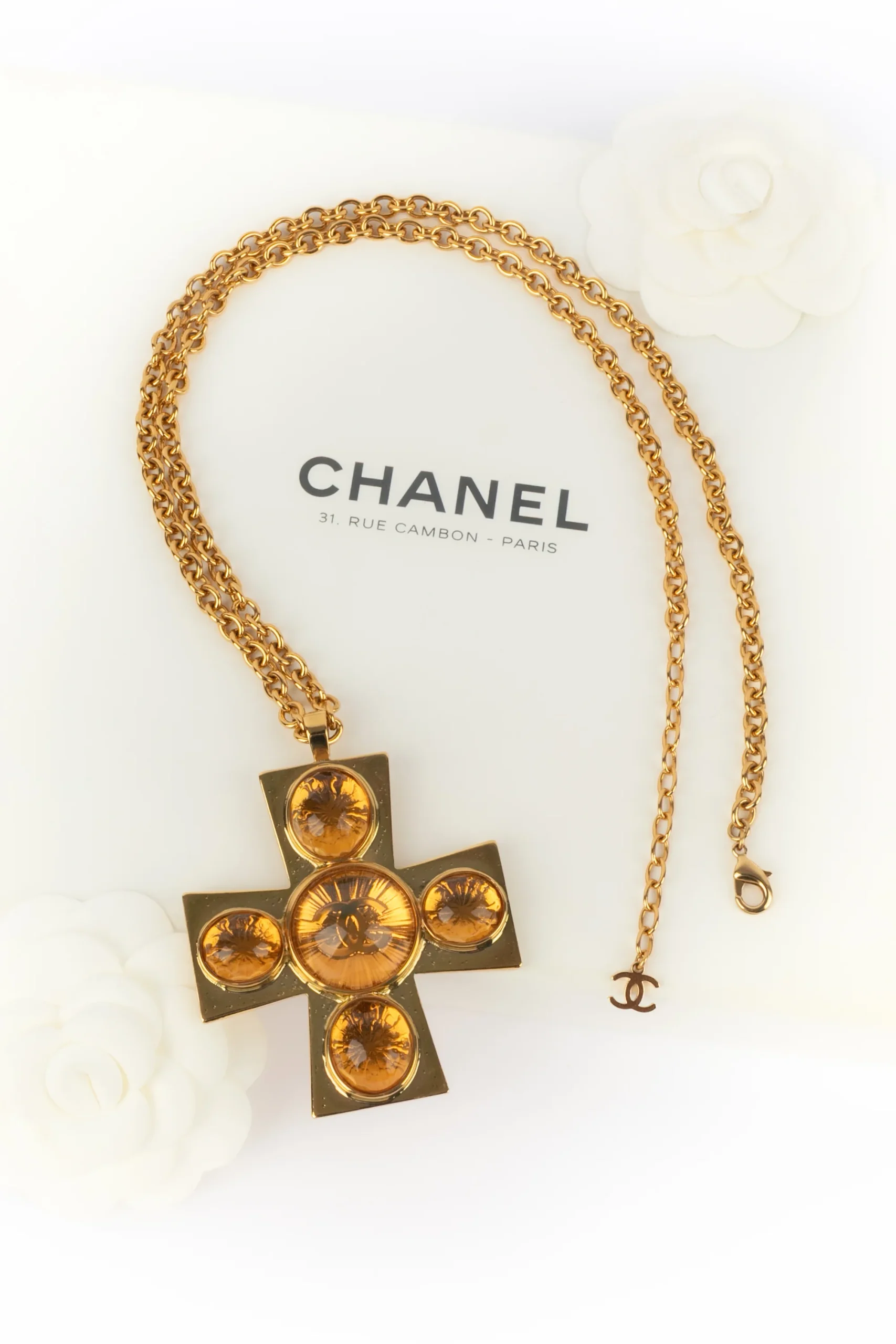 Collier croix Chanel Pre Fall 2022 – Image 2