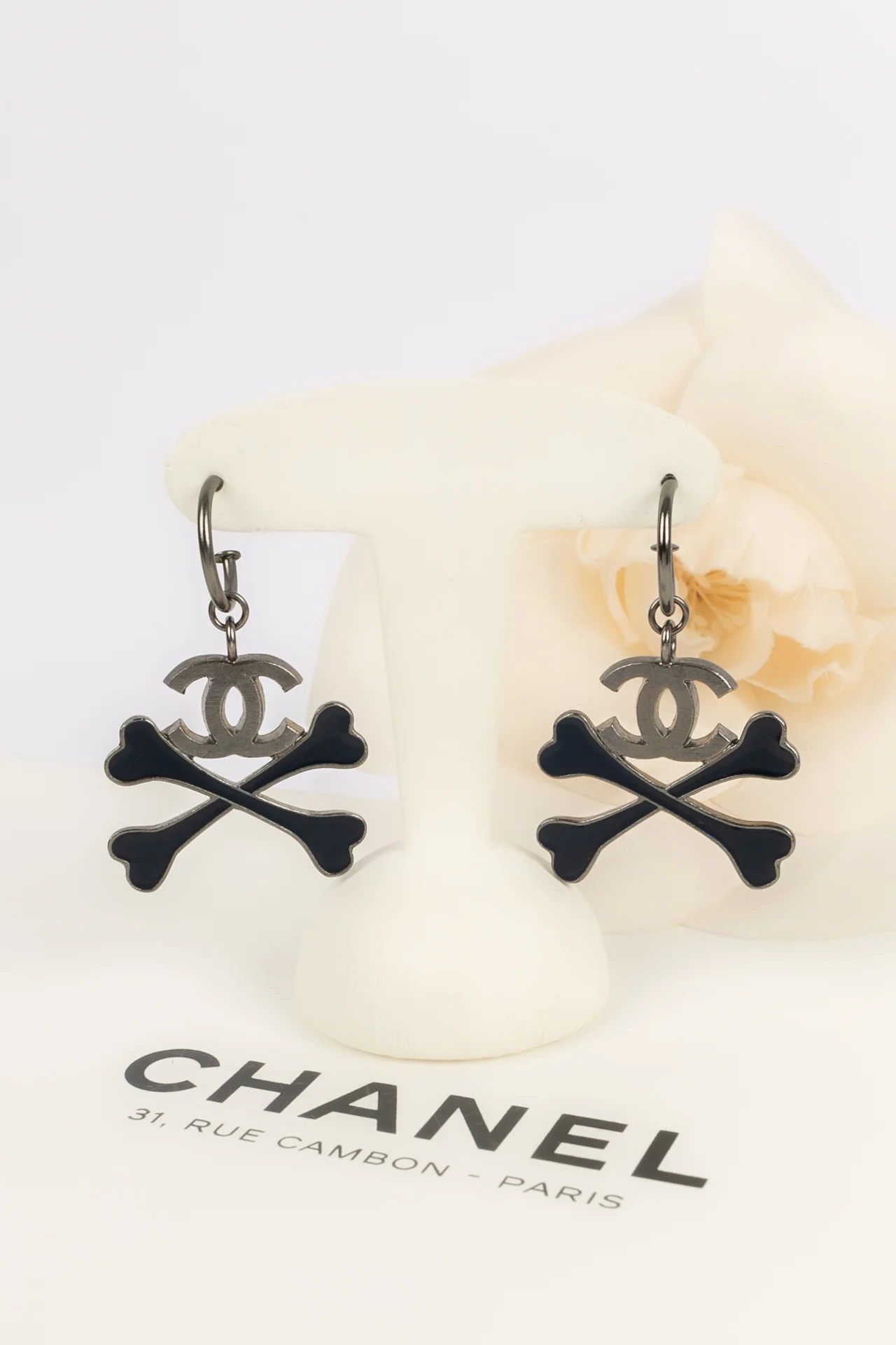 Boucles d'oreilles "Os" Chanel – Image 2