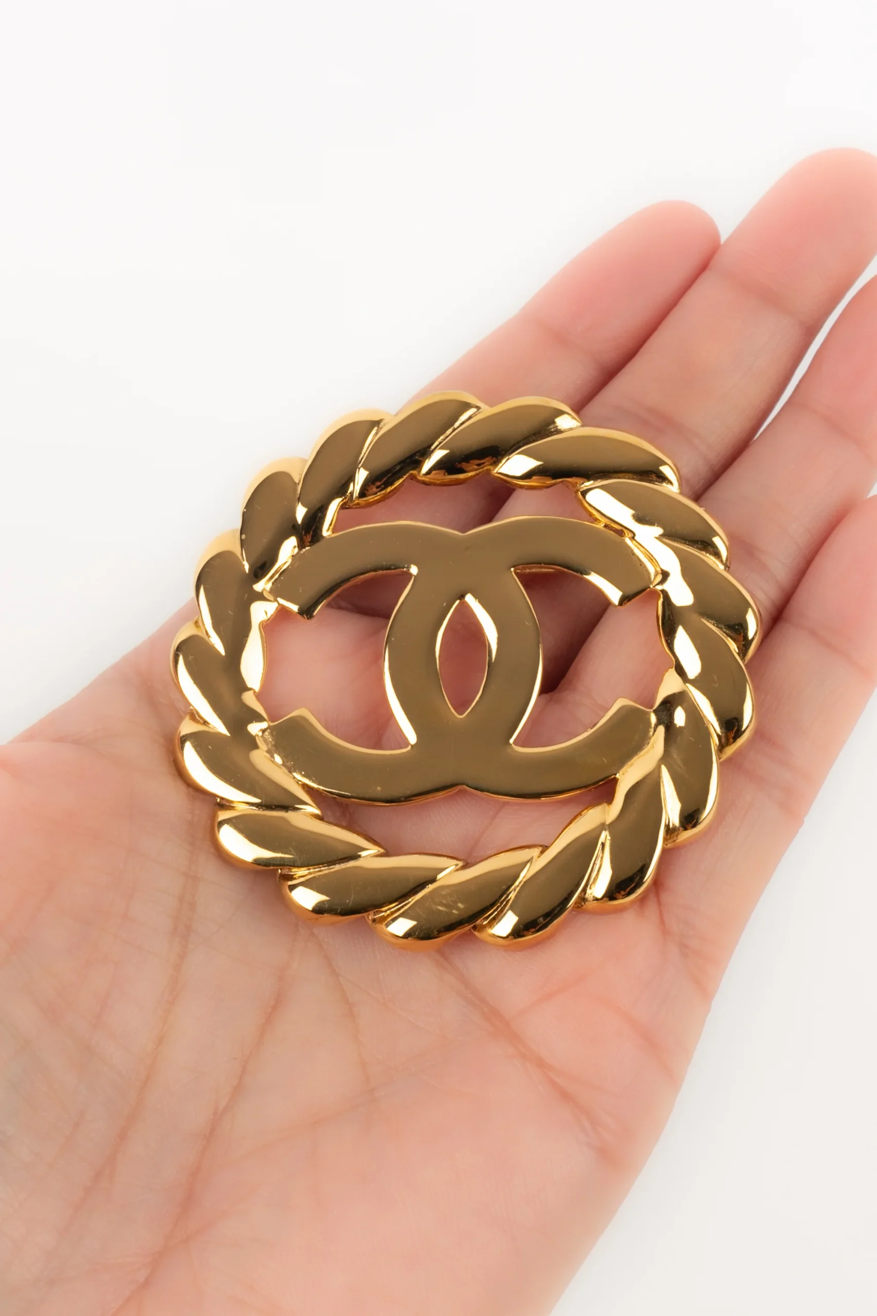 Broche en métal doré – Image 4