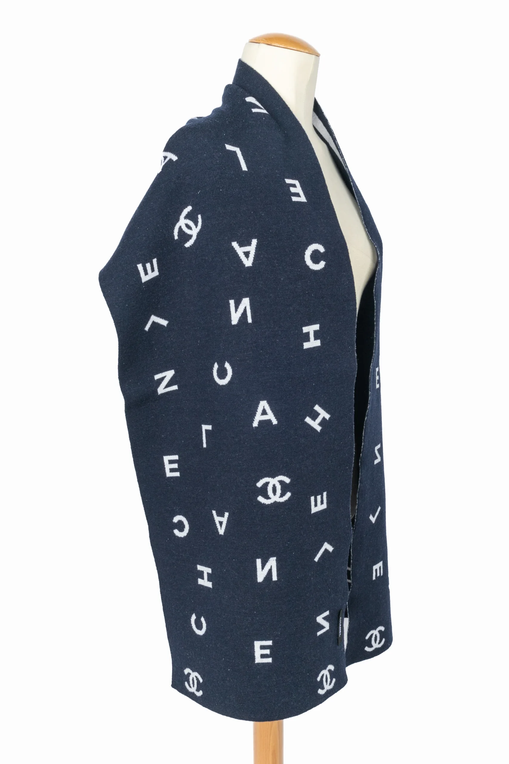 Écharpe bleu marine Chanel – Image 8