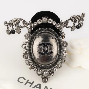 Broche médaillon Chanel 2008