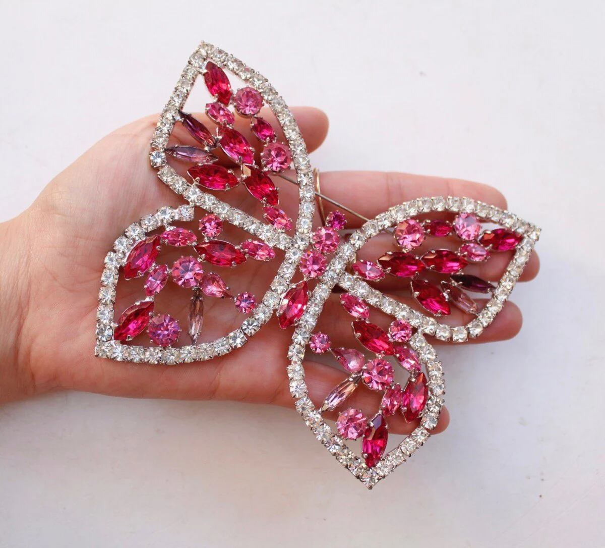 Broche papillon à strass roses et blancs – Image 5