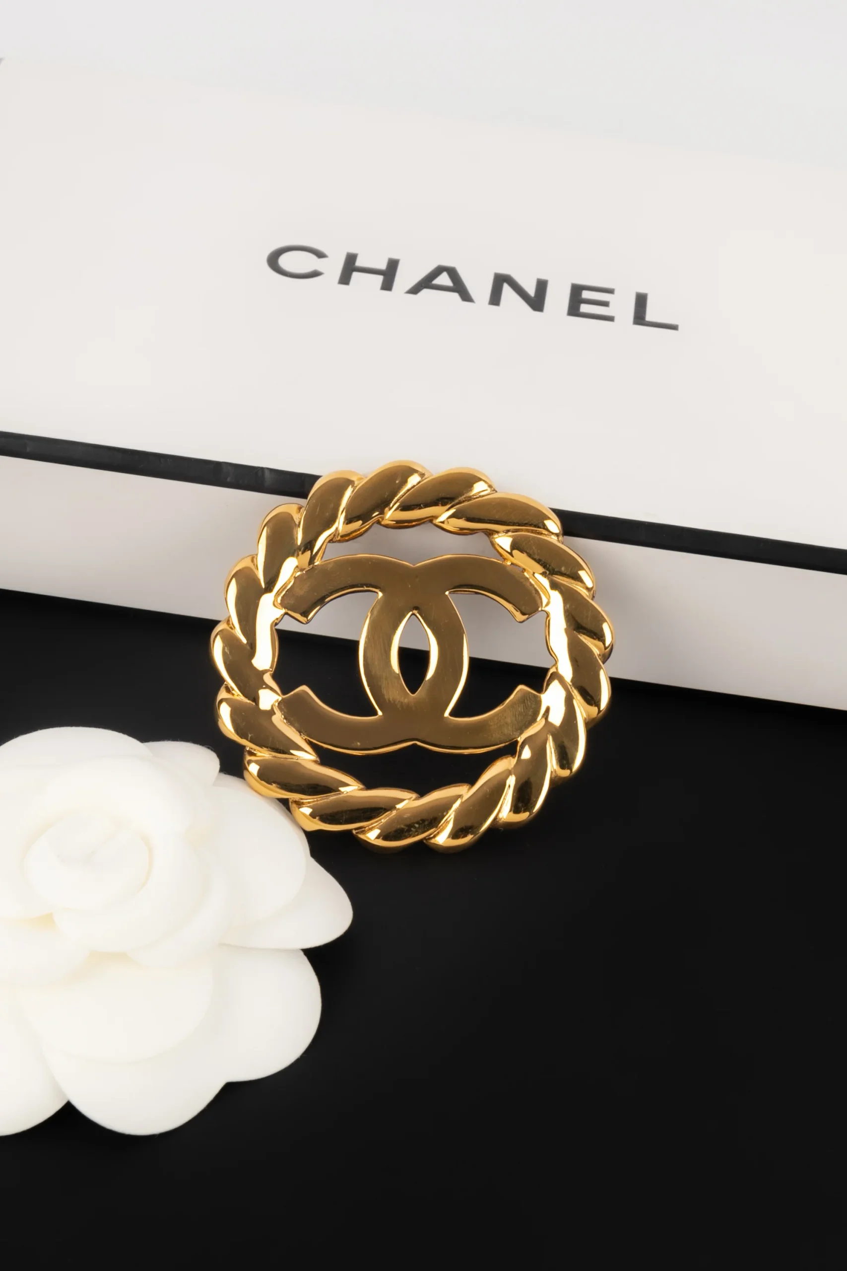 Broche en métal doré