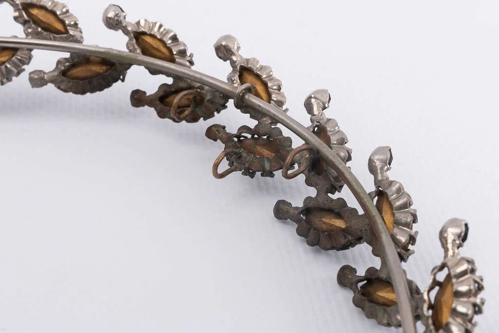Couronne ancienne en métal argenté et strass bleus – Image 8