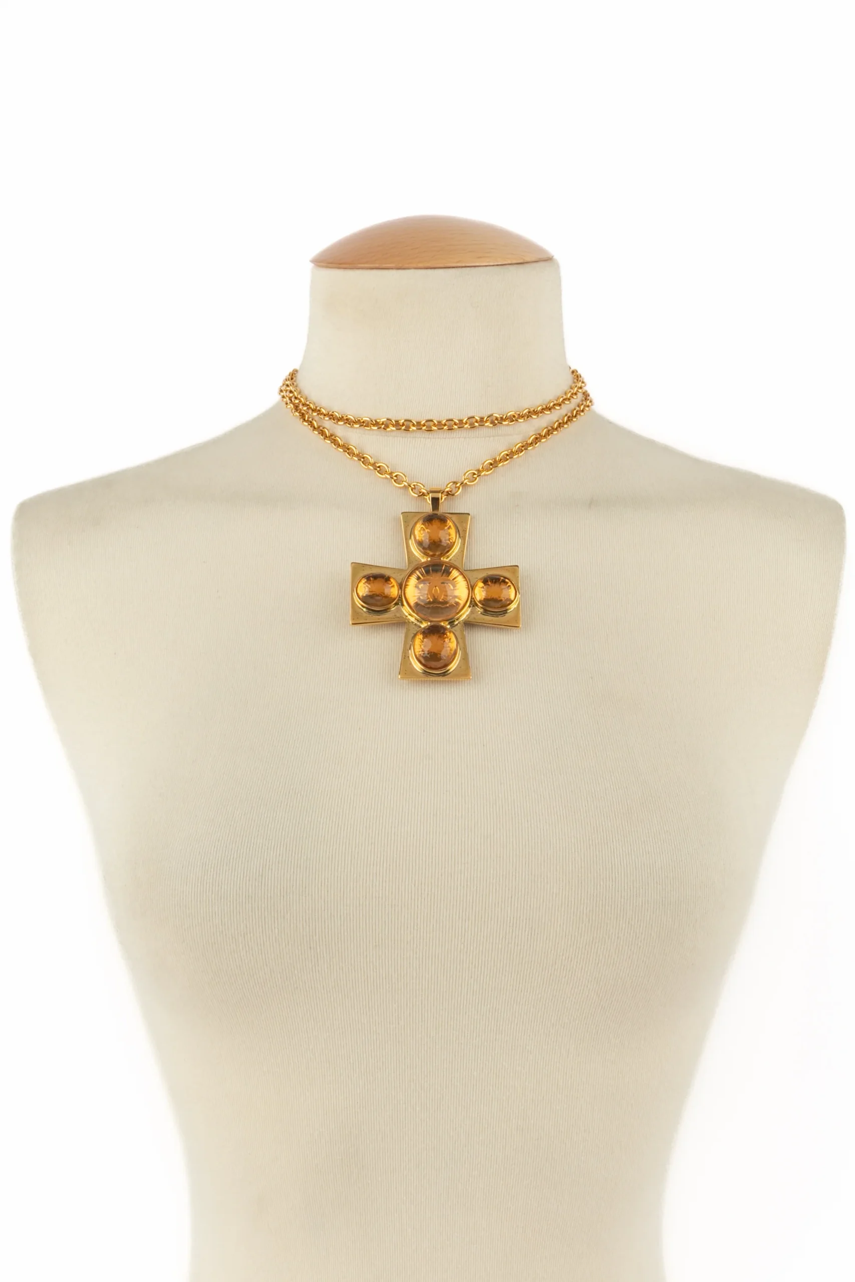 Collier croix Chanel Pre Fall 2022 – Image 7