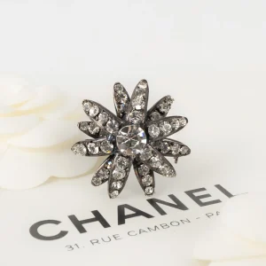 Broche argentée Chanel
