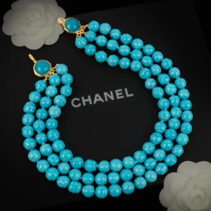 Collier de perles bleues Chanel 1990's