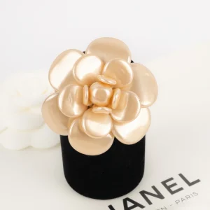 Broche camélia Chanel